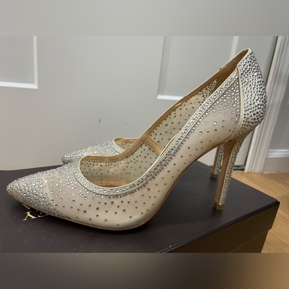 BADGLEY MISCHKA Weslee Pointed Toe Pump Heels Ivory Satin 8.5 - Picture 5 of 11